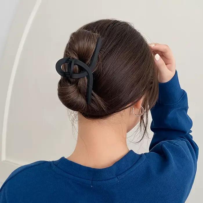 Elegantná geometrická čierna plastová spona do vlasov pre ženy