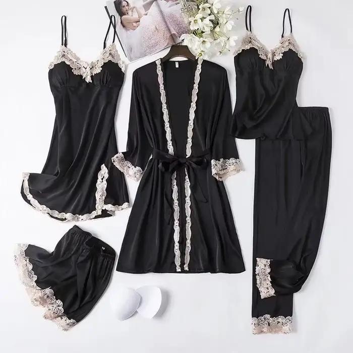 Nouvel Ensemble de Pyjama de Luxe en Satin 5 Pièces pour Femme 2025 – Vêtements de Nuit Soyeux avec Robe, Nuisette, Caraco, Short et Pantalon à Bordure Dentelle – Tenue d'Intérieur Élégante et Tendanc