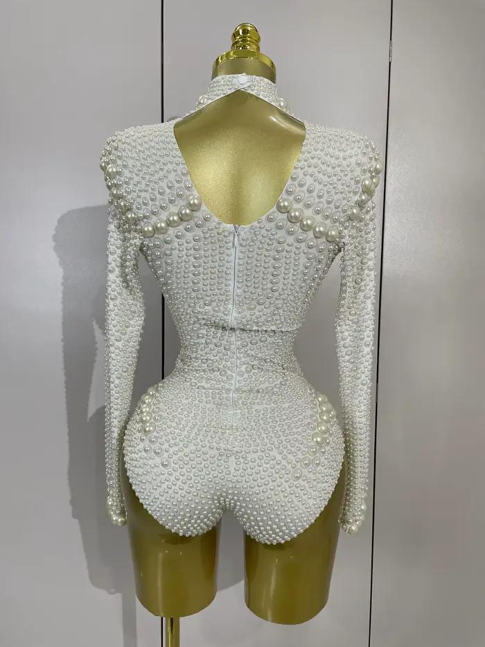 Combinaison extensible blanche à manches longues entièrement perlée pour femme, idéale pour les soirées d'anniversaire, les fêtes, les performances DJ et les tenues de scène en boîte de nuit.