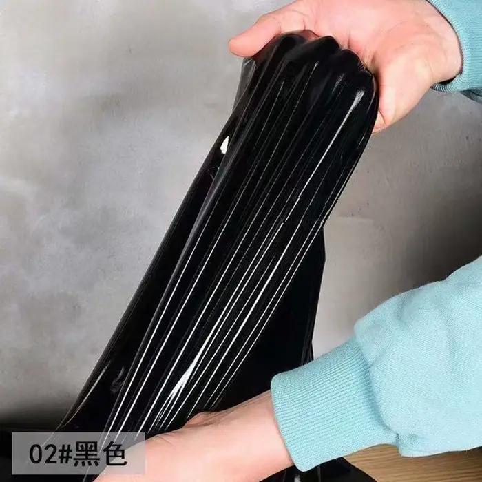 Stredne dlhá sukňa s volánmi z imitácie latexu pre ženy