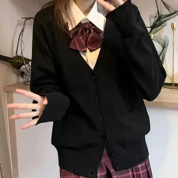 Jednofarebný pletený sveter s výstrihom do V v japonskom štýle