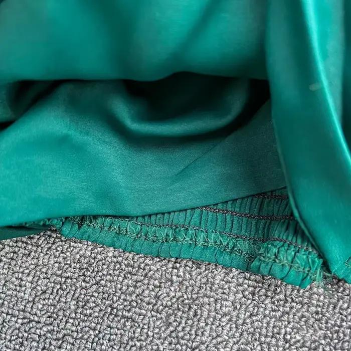Dámska obtiahnutá prekrížená blúzka s nafúknutými dlhými rukávmi