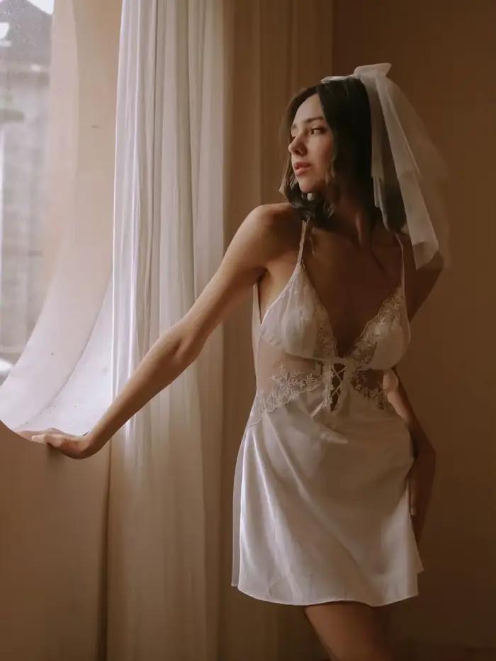 Chemise de nuit féminine en polyester et élasthanne, avec col en V et broderie élégante pour la maison de repos et les occasions spéciales