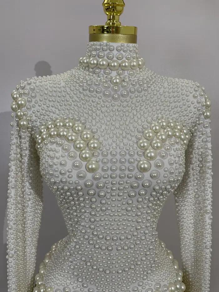 Combinaison extensible blanche à manches longues entièrement perlée pour femme, idéale pour les soirées d'anniversaire, les fêtes, les performances DJ et les tenues de scène en boîte de nuit.