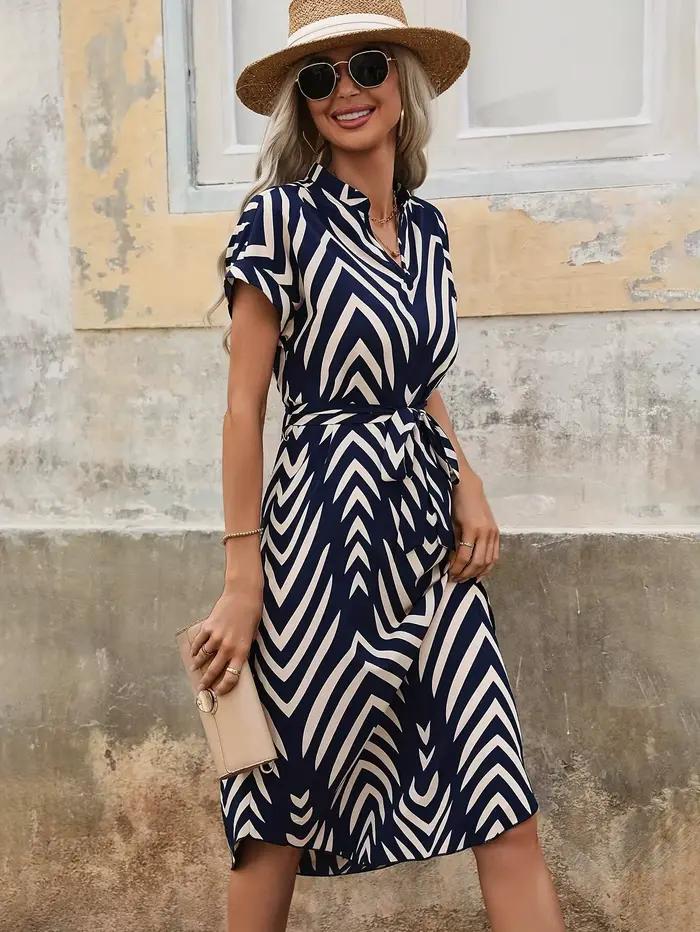 Elegantné šaty s krátkymi rukávmi a výstrihom do V pre ženy