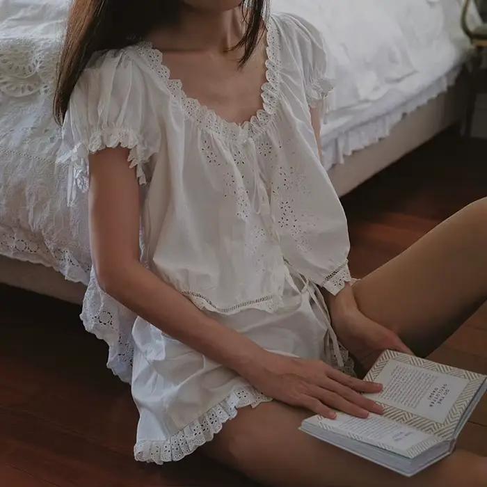 Ensemble pyjama femme en coton brodé avec dentelle, haut à manches bouffantes et short – Tenue d'intérieur élégante et respirante