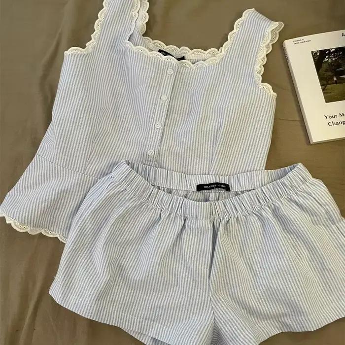 Pyjamas rayés pour femmes, confort estival, nuit paisible, style moderne, tenue de nuit élégante, occasions spéciales, cadeau idéal