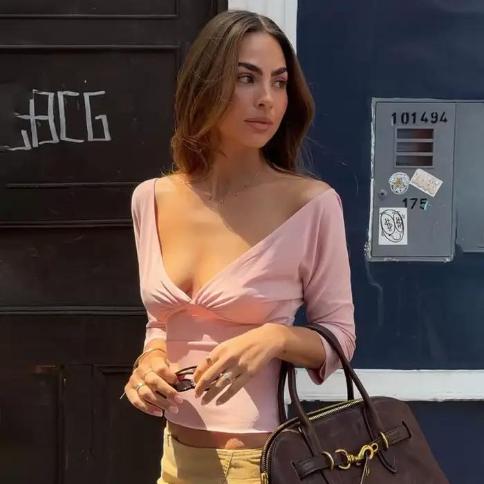 Sexy dámske tričká s výstrihom do V