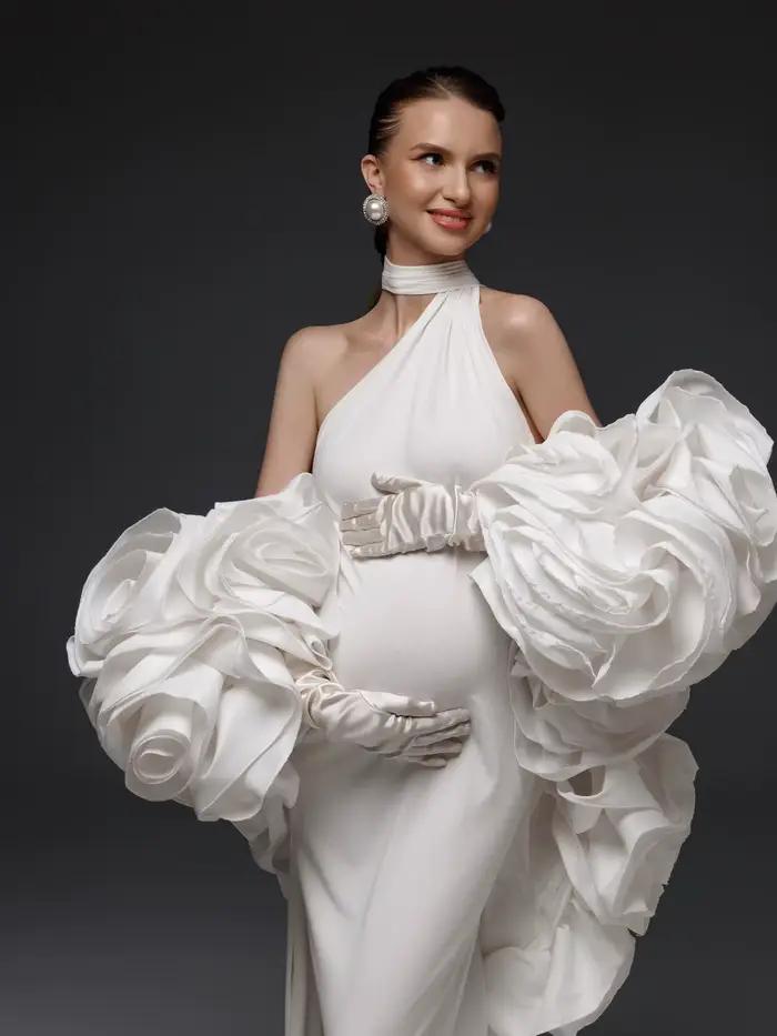 Elegantná materská šaty v slonovinovej farbe s pelerínou na fotenie