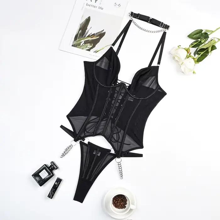 Lingerie fantaisie, lingerie féminine sexy, lingerie charmante, ensemble de lingerie avec des détails de chaîne transparente séduisants et un dos à lacets