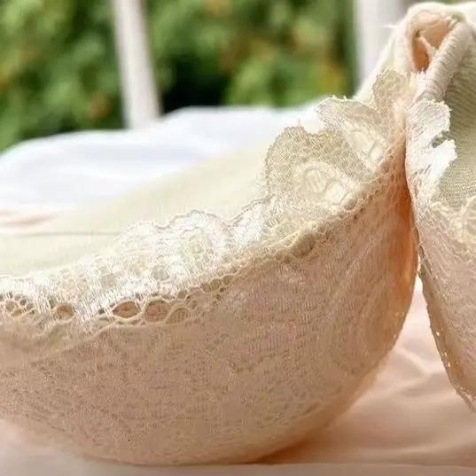 La petite poitrine est plus grande et plus épaisse et les sous-vêtements de 12 cm n'a aucune trace le soutien-gorge spécial pour la poitrine plate est le coussin épais