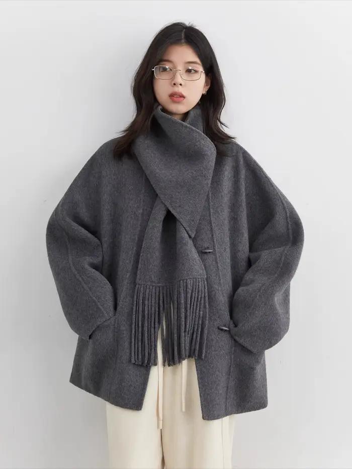 Lâche en laine et polyester Chic Ven pour femmes, style bureau-dame, automne-hiver, col rond, boutonnage simple, pompons装饰去掉最后的装饰部分,并确保HTML格式正确。
