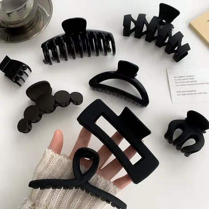 Elegantná geometrická čierna plastová spona do vlasov pre ženy