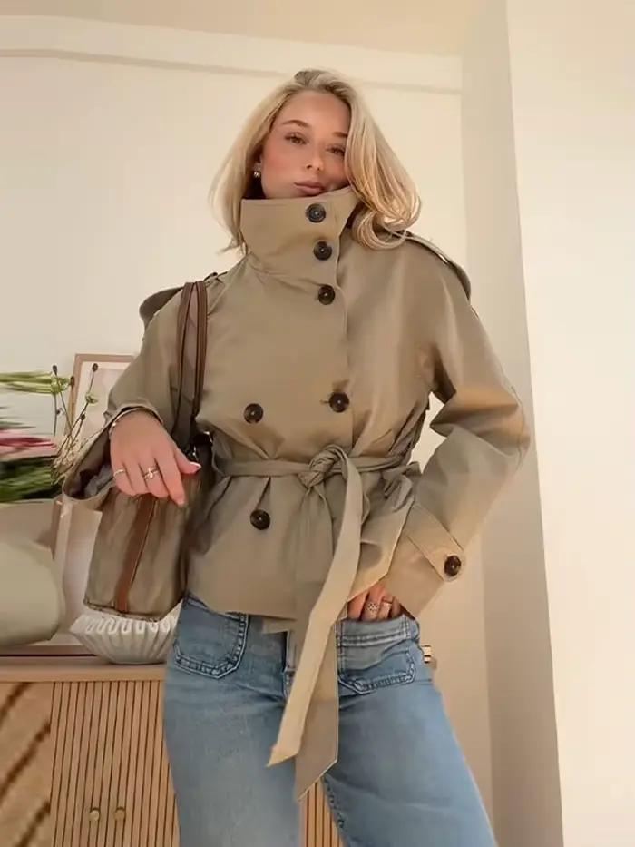 Dámsky krátky trench coat s opaskom v páse