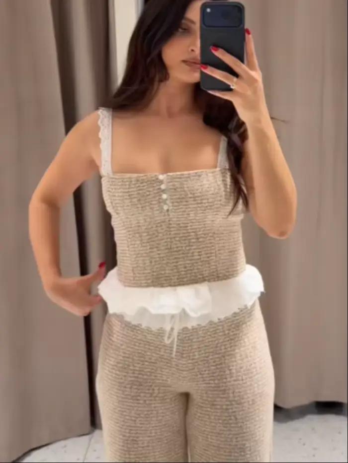 Elegantný 2-dielny voľnočasový set pre ženy: Krátky top s tenkými ramienkami a volánmi