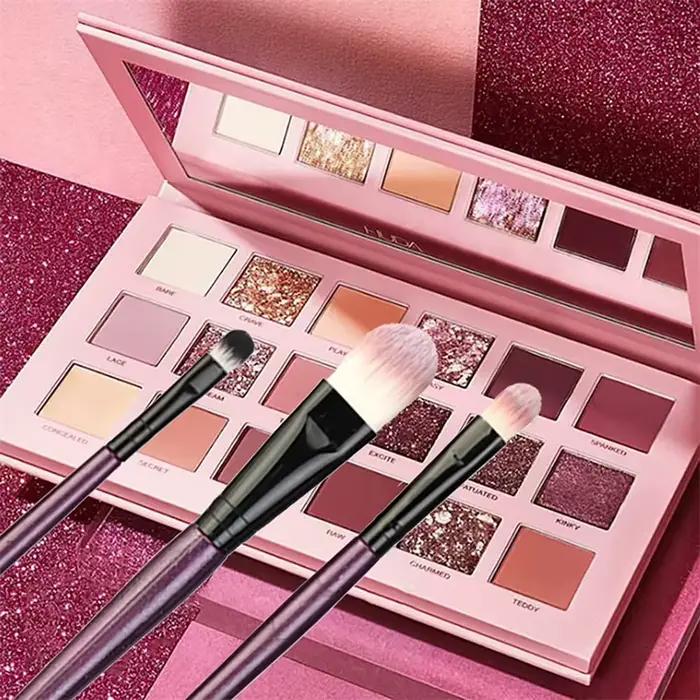Sada kefiek na make-up pre oči a líca