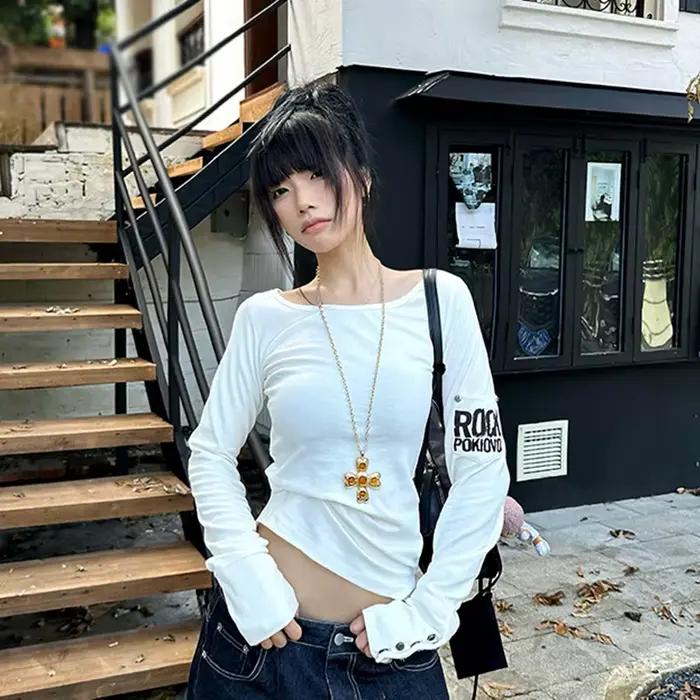 T-shirt rétro Y2K pour femmes, coupe ajustée, matériau coton-elasthanne, col asymétrique, bouton décoratif, idéal pour les festivals de musique et les soirées entre amis