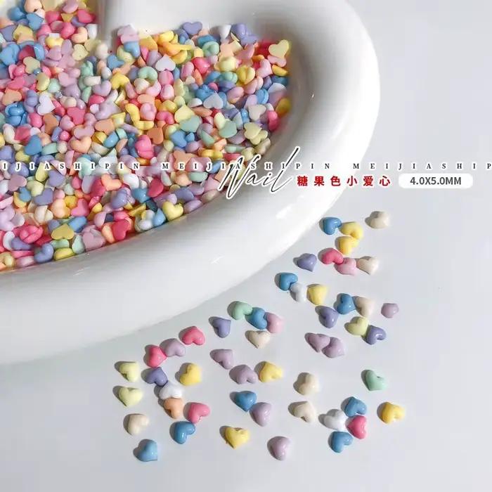 100 ks Nail Art Mini srdiečka prívesky 4x5mm mix/biela živica roztomilé kamienky v tvare srdca na nechty 3D dekorácie