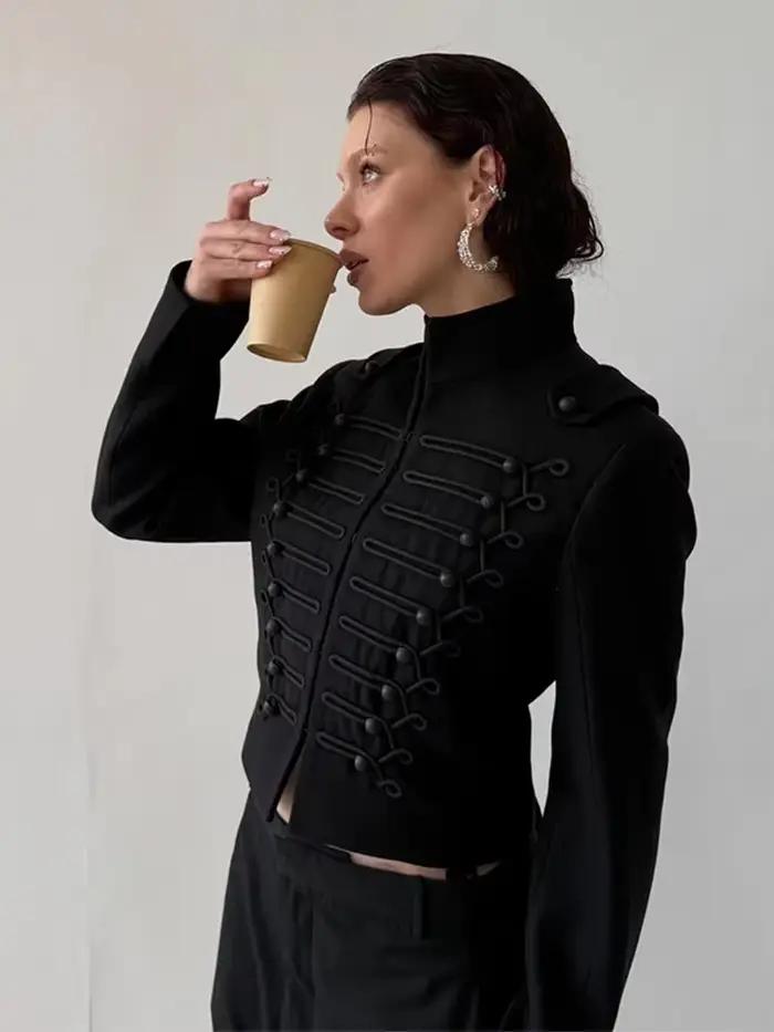Nová krátka bunda pre ženy jar 2026 čierna so stojačikom dlhými rukávmi pletenými gombíkmi slim strihom mestský trend