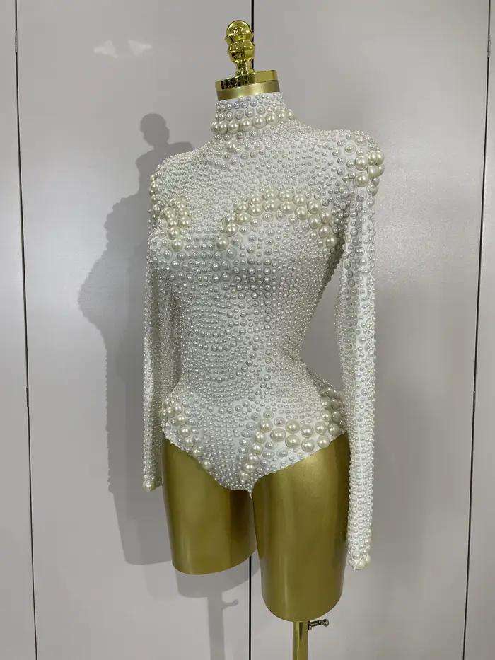Combinaison extensible blanche à manches longues entièrement perlée pour femme, idéale pour les soirées d'anniversaire, les fêtes, les performances DJ et les tenues de scène en boîte de nuit.