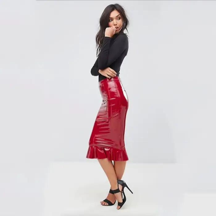 Stredne dlhá sukňa s volánmi z imitácie latexu pre ženy