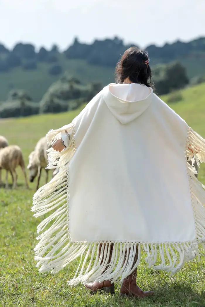 Ručne vyrobené boho peleríny so strapcami pre ženy
