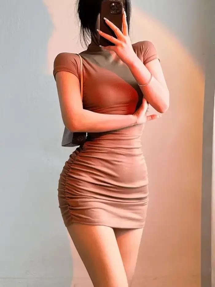 Sexy obtiahnuté minišaty s polovysokým golierom a plisovaným pásom pre odvážne dievčatá