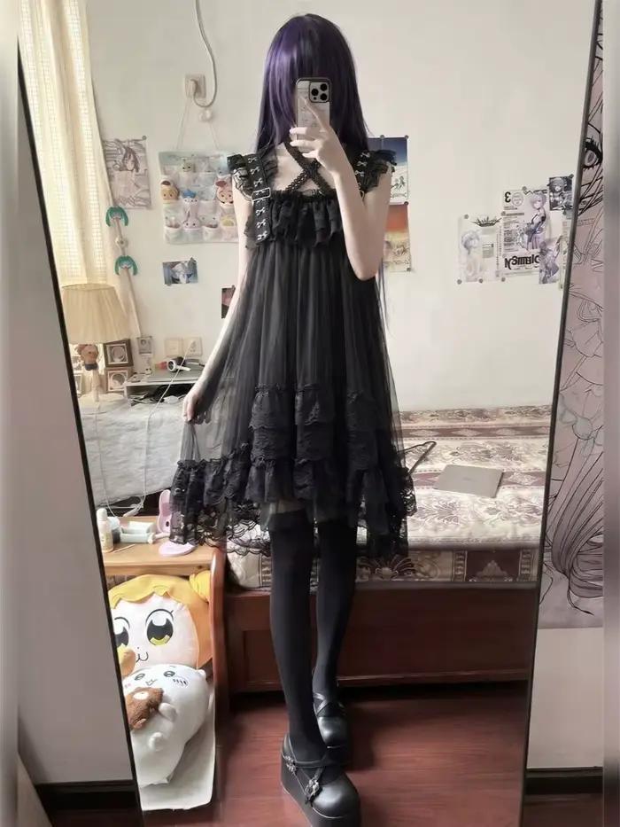 Čierne gotické lolita vintage mini šaty s čipkou a volánmi