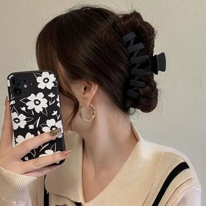 Elegantná geometrická čierna plastová spona do vlasov pre ženy