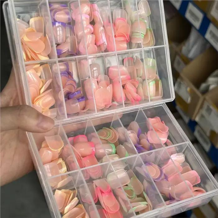 Boîte de 240 faux ongles carrés courts en couleurs douces rose/vert/violet pour femmes occassions spéciales manucure artificielle
