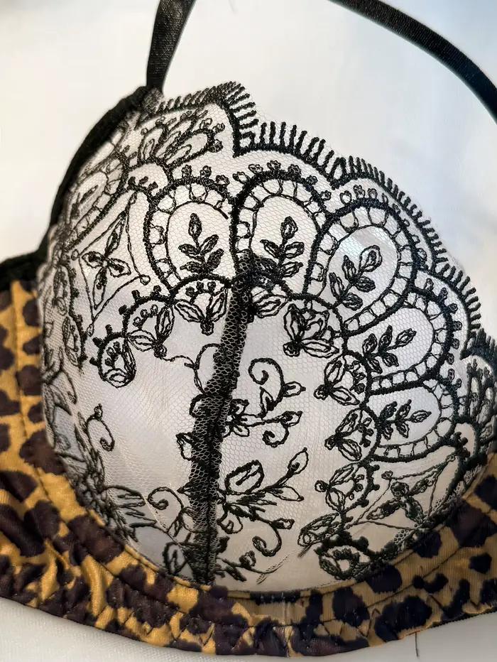 Sexy čierna spodná bielizeň s leopardím vzorom a kvetinovými motívmi