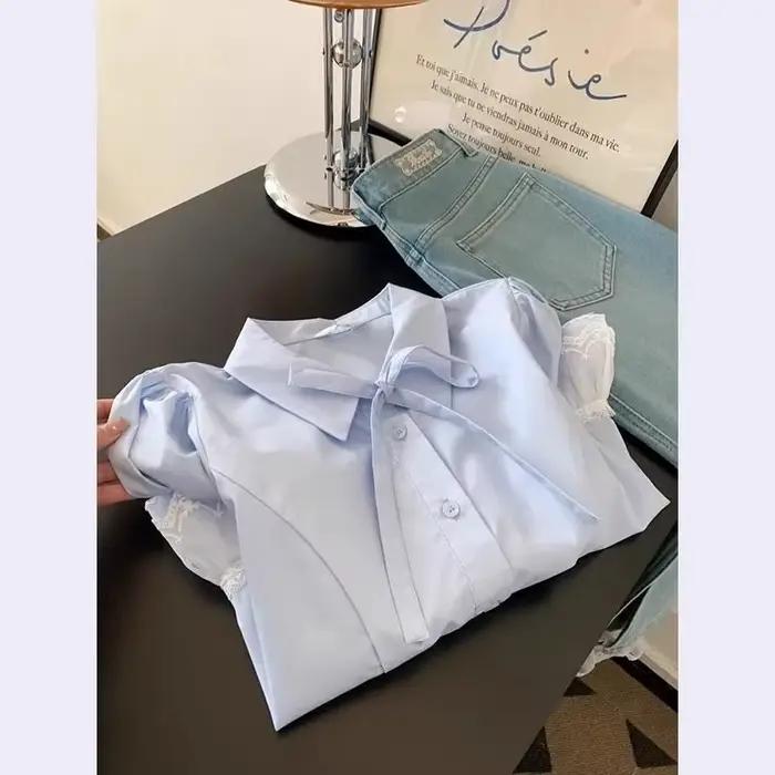 Chemise pour femme en bleu clair avec col à nœud papillon et ourlet en dentelle