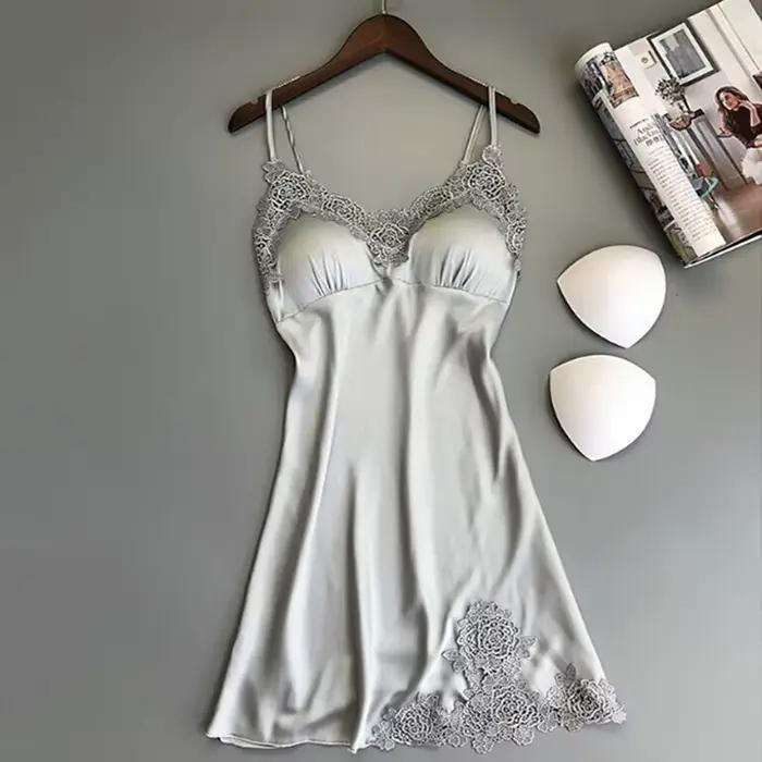 Dámska sexy saténová nočná košeľa s výstrihom do V a čipkou, veľkosti S-XL