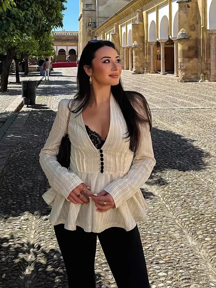 Elegantné pruhované kabáty s plisovaným lemom pre ženy