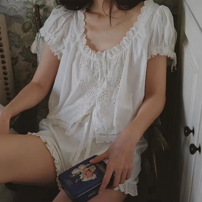 Ensemble pyjama femme en coton brodé avec dentelle, haut à manches bouffantes et short – Tenue d'intérieur élégante et respirante