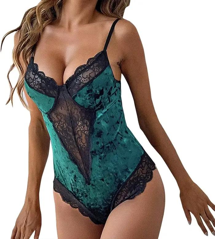 Červené zamatové čipkované body pre ženy – Jednodielny teddy s hlbokým výstrihom do V a čiernym čipkovaným lemom
