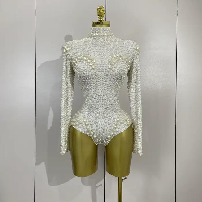 Combinaison extensible blanche à manches longues entièrement perlée pour femme, idéale pour les soirées d'anniversaire, les fêtes, les performances DJ et les tenues de scène en boîte de nuit.