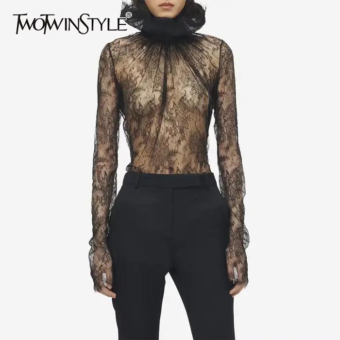 TWOTWINSTYLE Elegantná čipkovaná košeľa pre ženy s čiernymi vsadkami