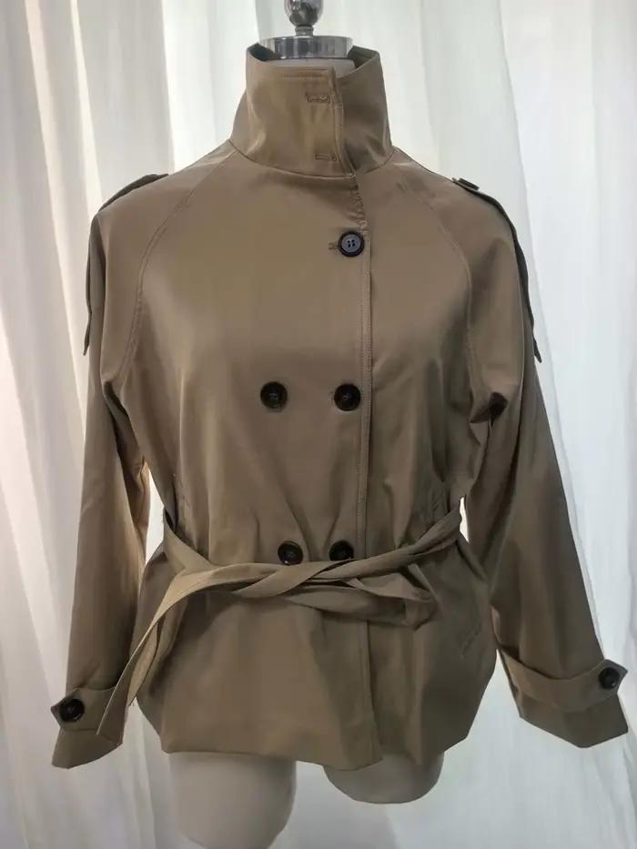 Dámsky krátky trench coat s opaskom v páse