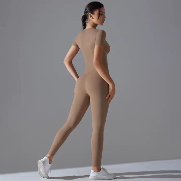 Combinaison sportive femme yoga fitness athleisure moderne élégante pour yoga et fitness