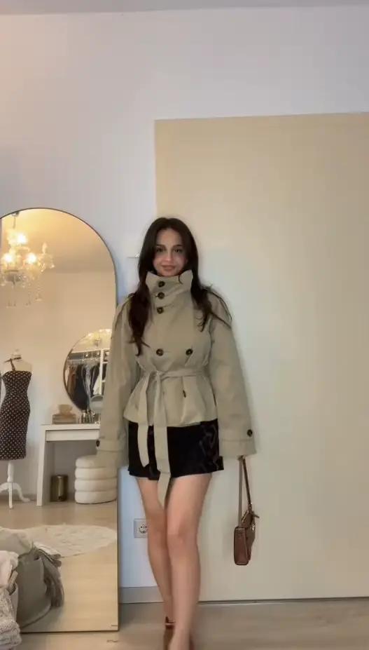 Dámsky krátky trench coat s opaskom v páse