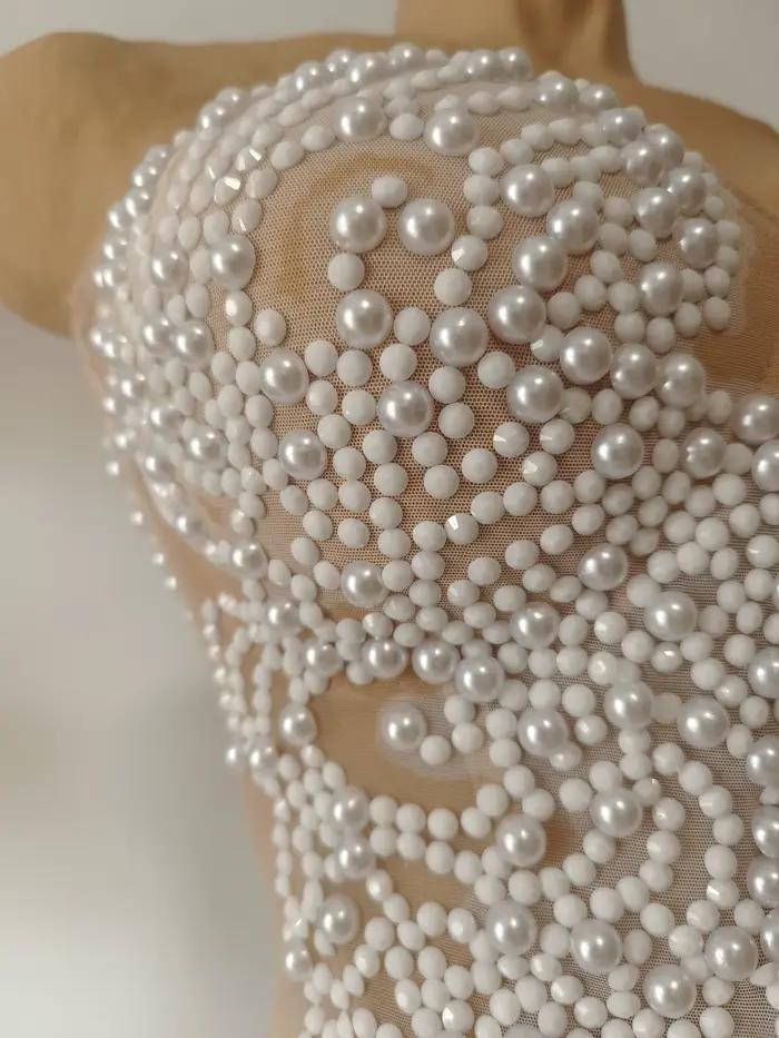 Elegantné priesvitné šaty z tylu bez ramienok s trblietavými perlami pre ženy