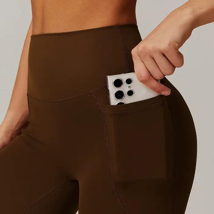 Shorts sportifs pour femmes en nylon et élasthanne avec poche droite pour yoga et fitness