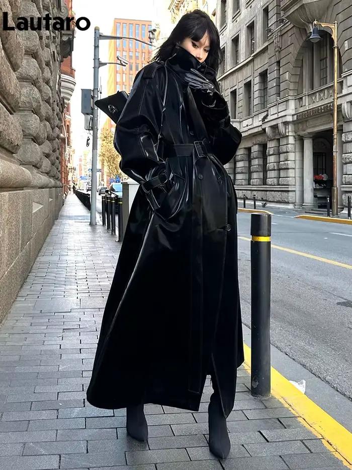 Lautaro jarenná a jesenná extra dlhá nadrozmerná cool reflexná lesklá čierna lakovaná koža Trench kabát pre ženy