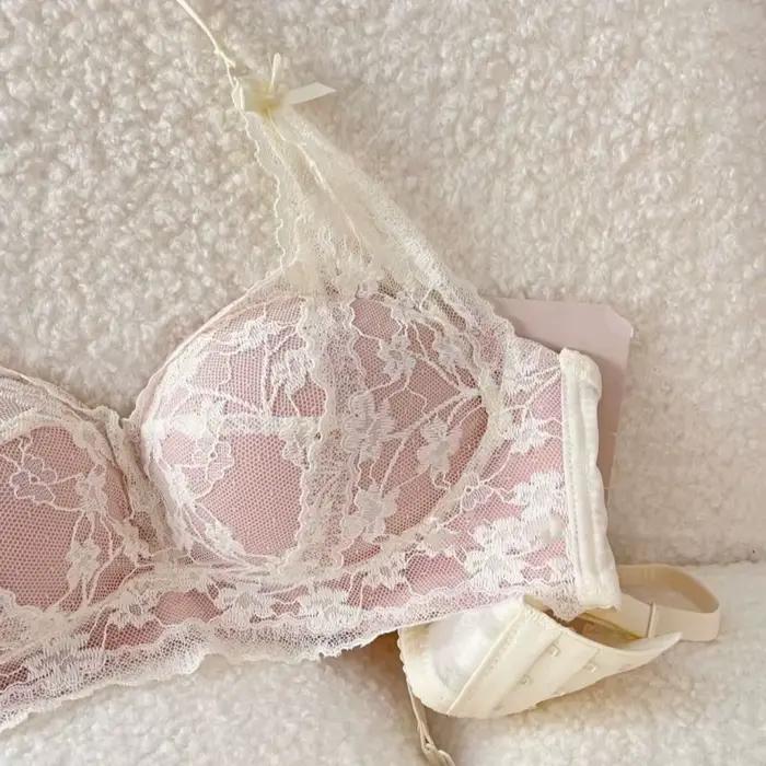 Čipkovaná sexy bielizeň odhaľujúca krk a ramená s naberaným vrchom podopierajúcim podprsenku