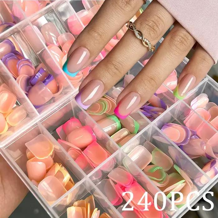 Boîte de 240 faux ongles carrés courts en couleurs douces rose/vert/violet pour femmes occassions spéciales manucure artificielle